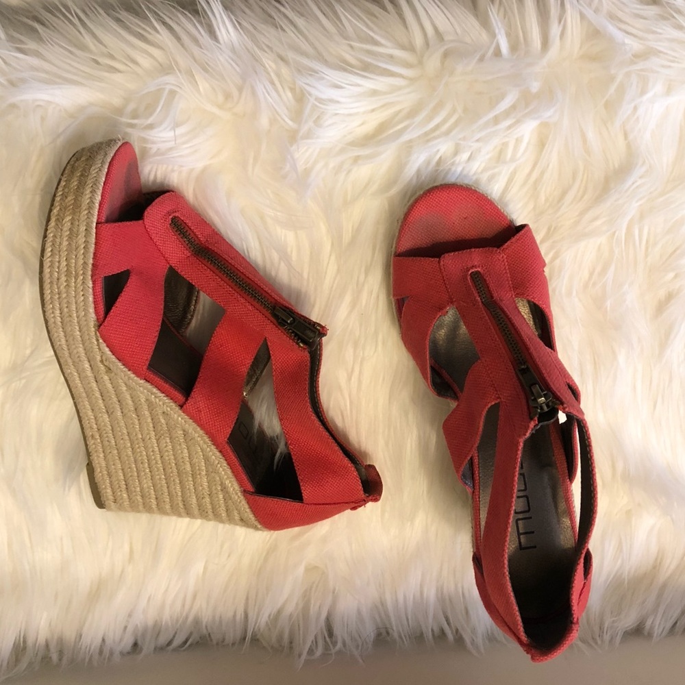 Zip up coral wedges